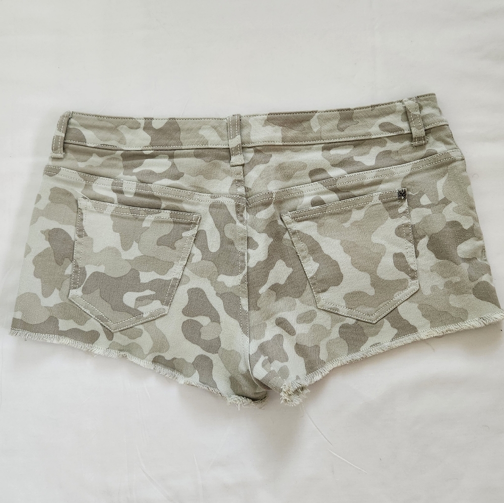 Victoria's Secret VS Boyfriend Shorts Camo Micro Short Frayed Edge Cut Off Sz. 8 - Picture 3 of 13